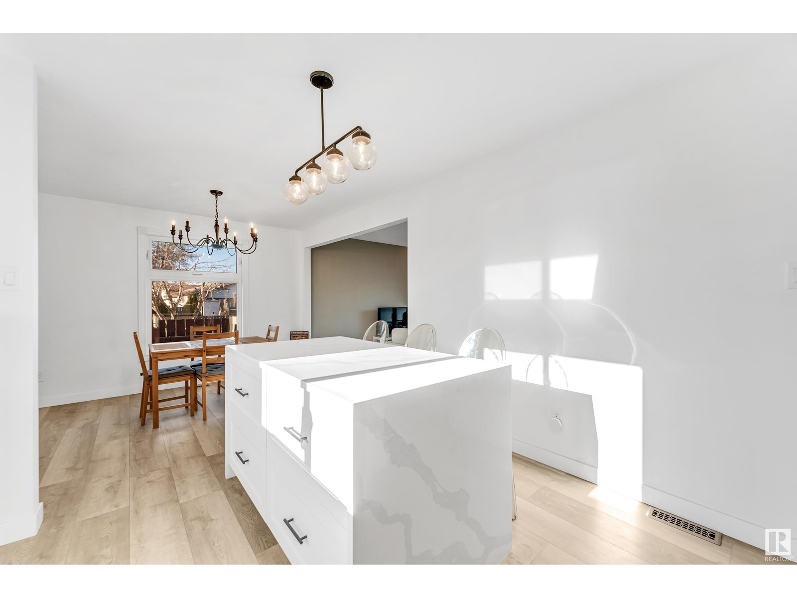 Photo 17 of 2404 80 St Nw, Edmonton AB
