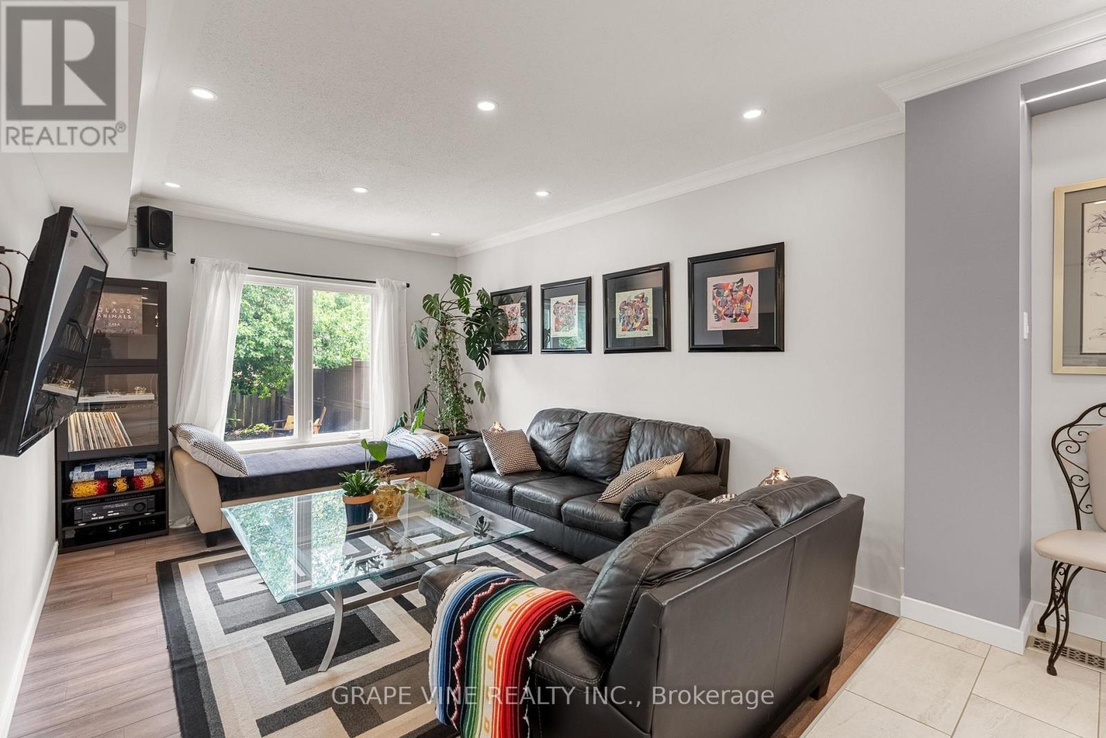 Photo 10 of 32 Acklam Terrace, Ottawa ON