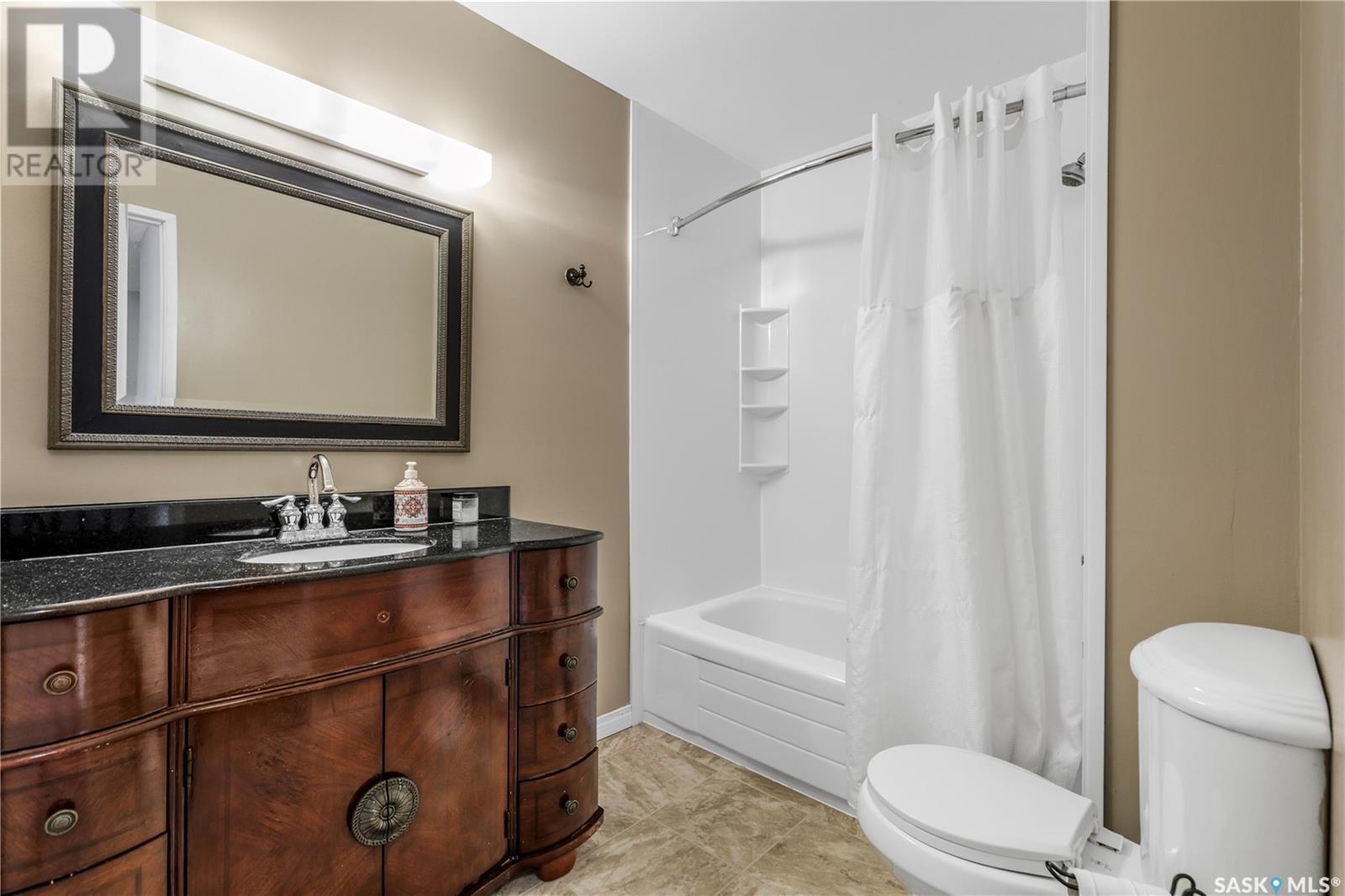 Single Family House 2 Level for Sale in  Plainsview DRIVE Regina 