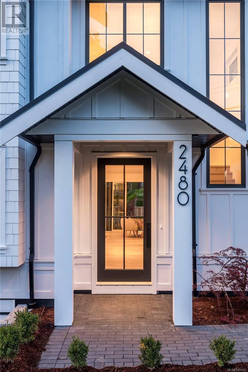 Photo 4 of 2480 Plumer St, Oak Bay BC