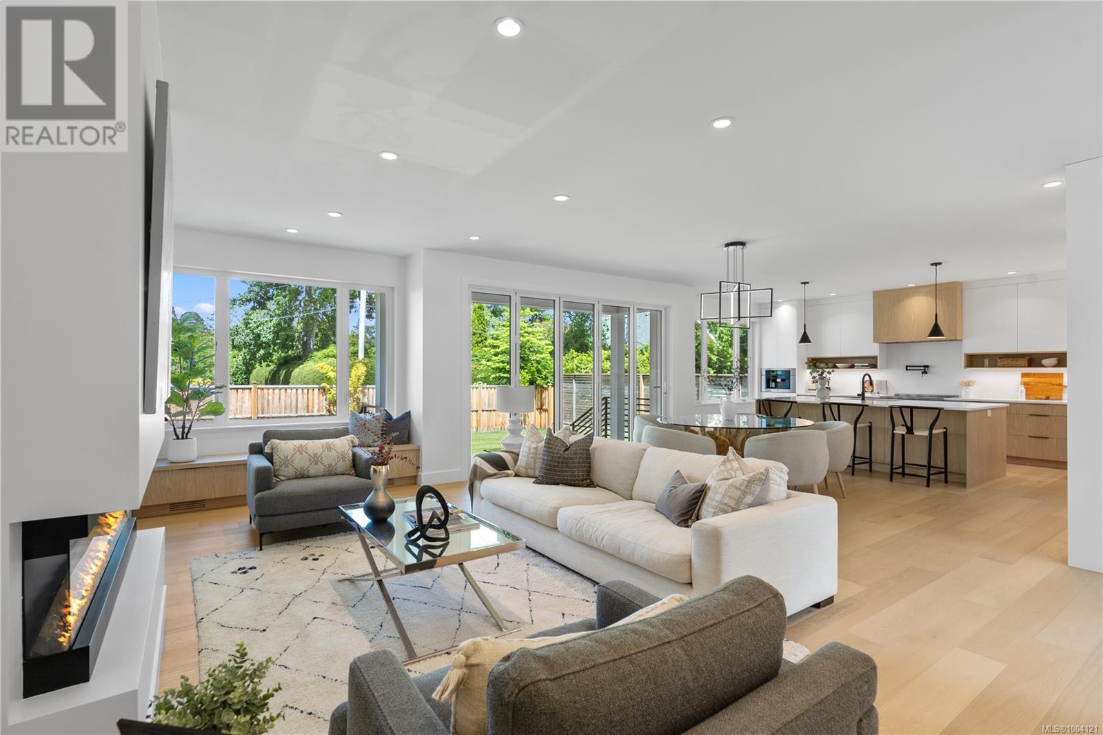 Photo 7 of 2480 Plumer St, Oak Bay BC