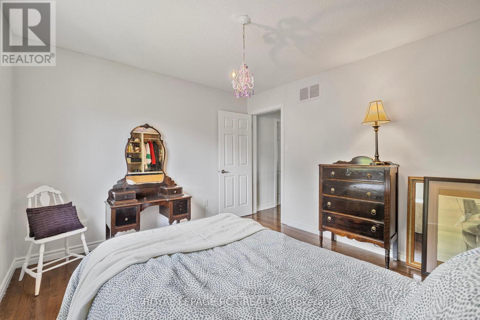 Photo 23 of 11 Litner Crescent, Georgina ON