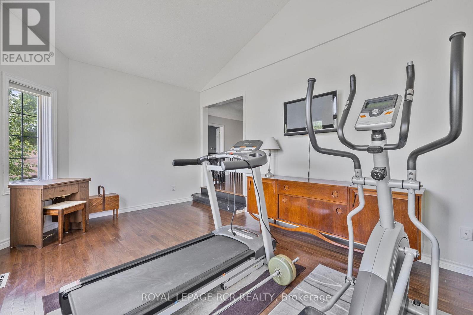 Photo 2 of 11 Litner Crescent, Georgina ON