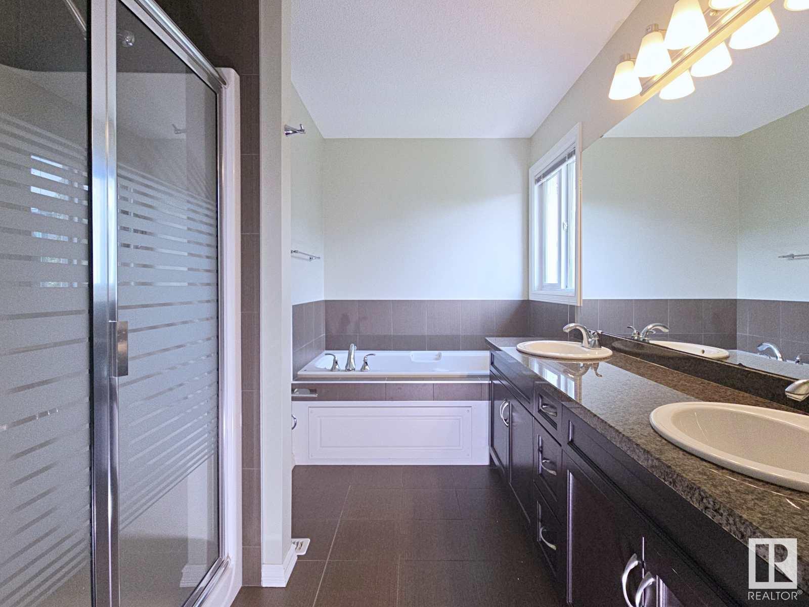 Photo 13 of 716 Adams Wy Sw, Edmonton AB