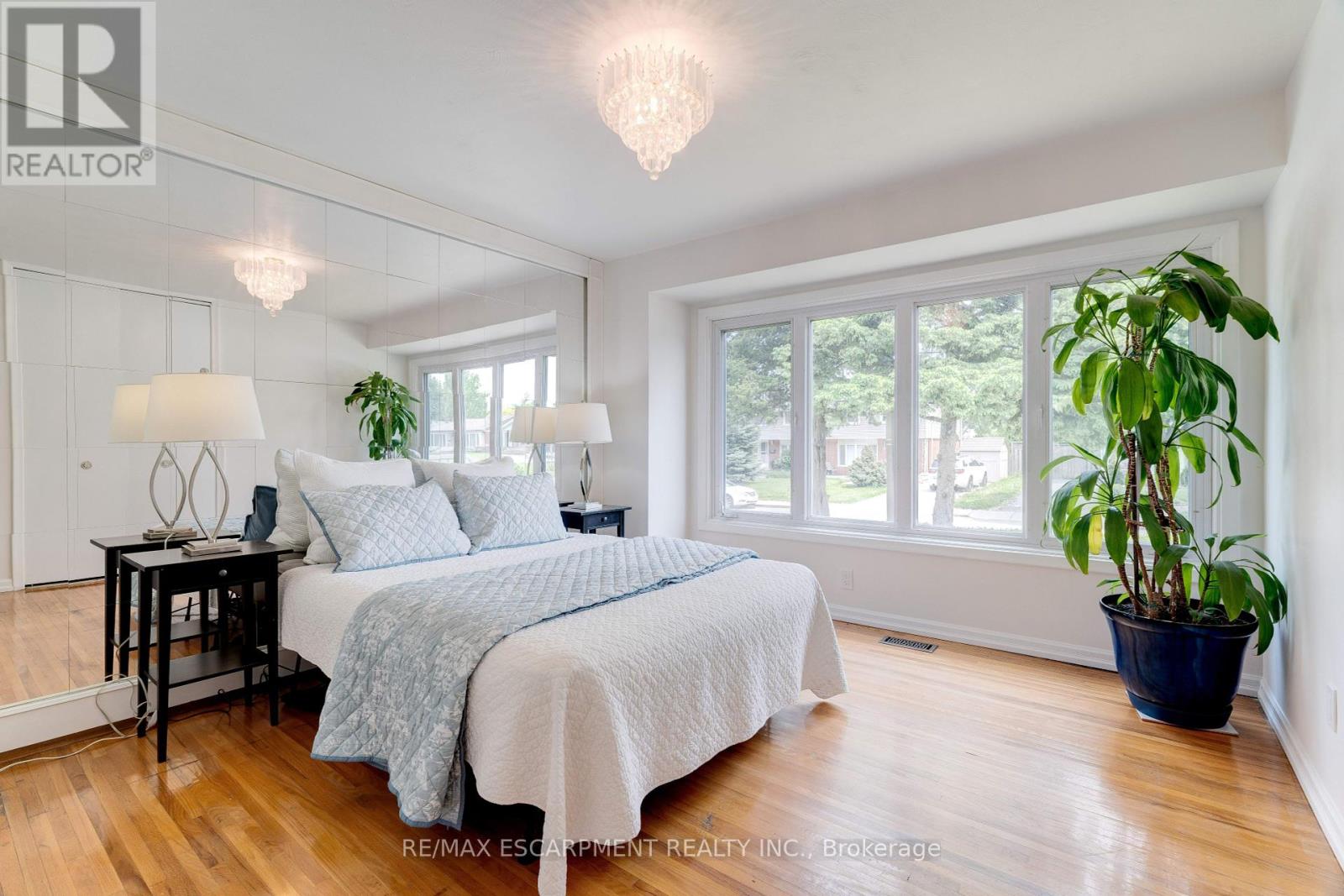 Photo 18 of 58 Goldfinch Road, Hamilton ON