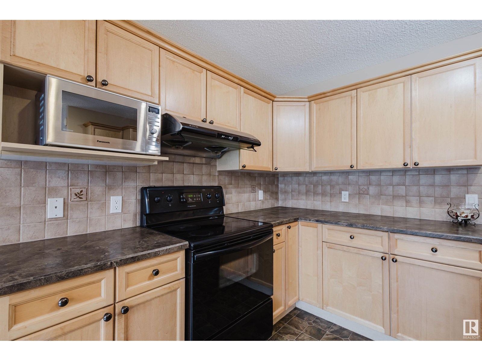 Photo 11 of 20132 46 Av Nw, Edmonton AB