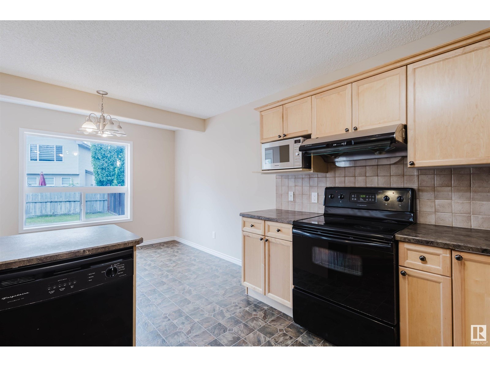 Photo 12 of 20132 46 Av Nw, Edmonton AB
