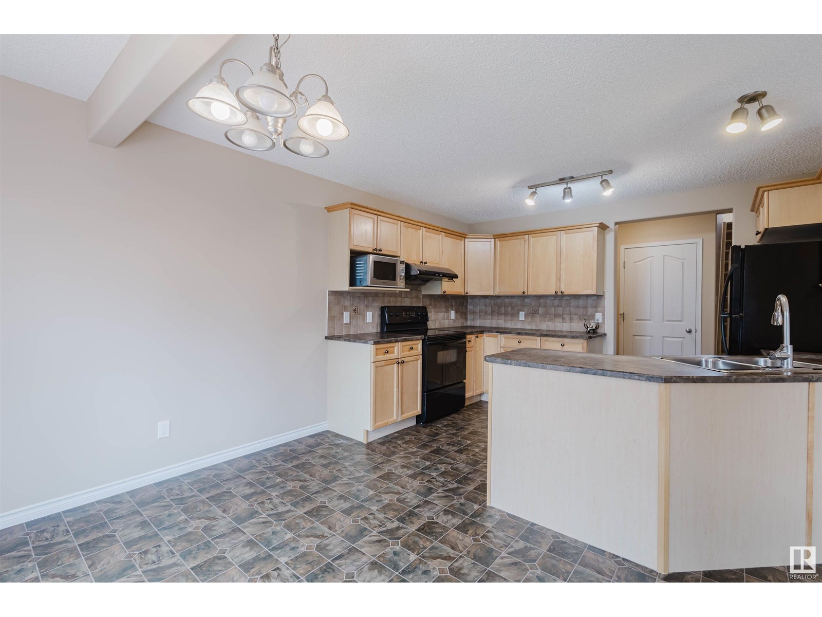 Photo 14 of 20132 46 Av Nw, Edmonton AB