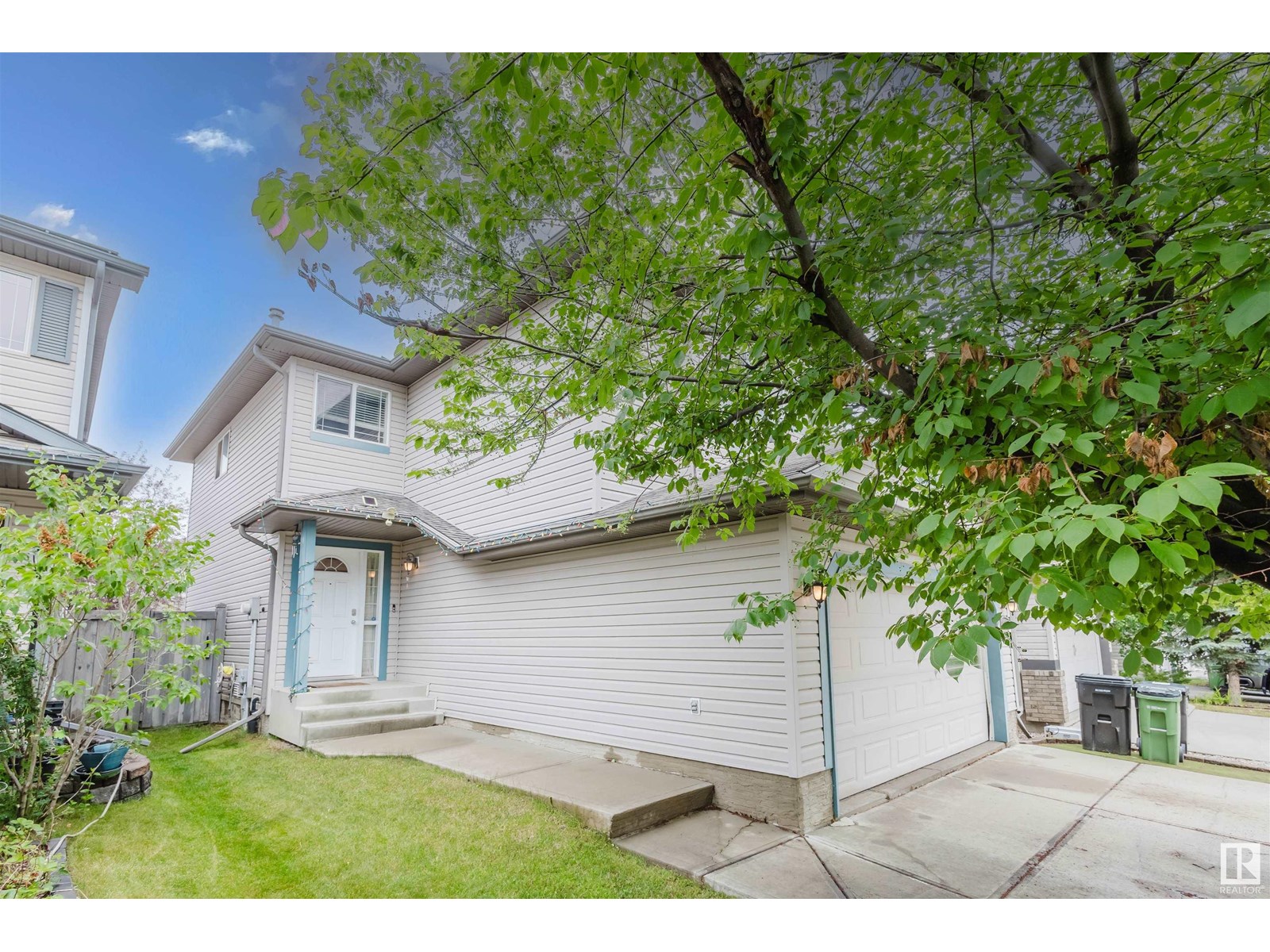 Photo 3 of 20132 46 Av Nw, Edmonton AB