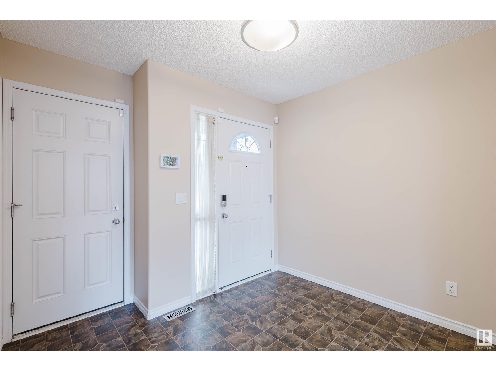 Photo 4 of 20132 46 Av Nw, Edmonton AB
