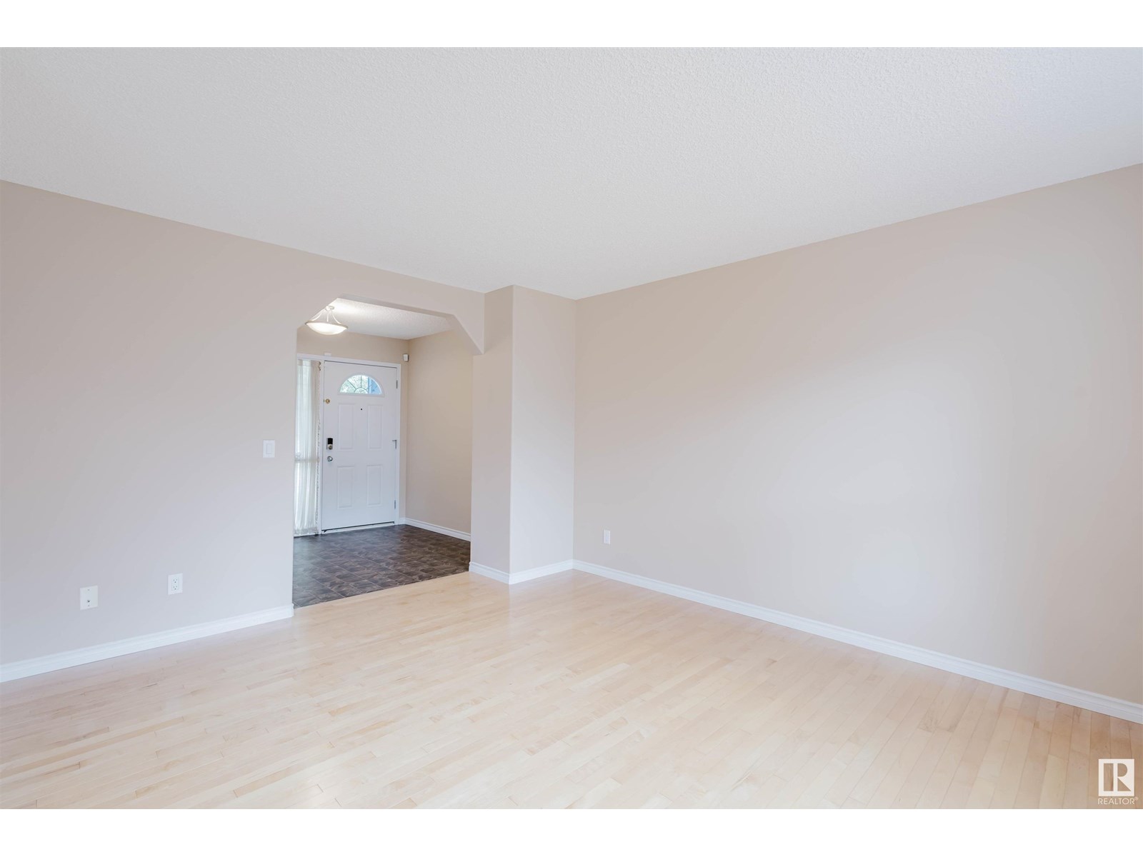 Photo 5 of 20132 46 Av Nw, Edmonton AB
