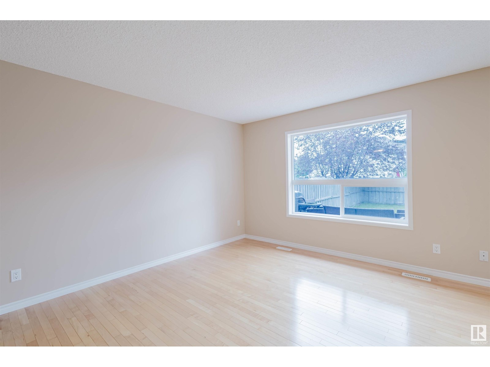 Photo 6 of 20132 46 Av Nw, Edmonton AB