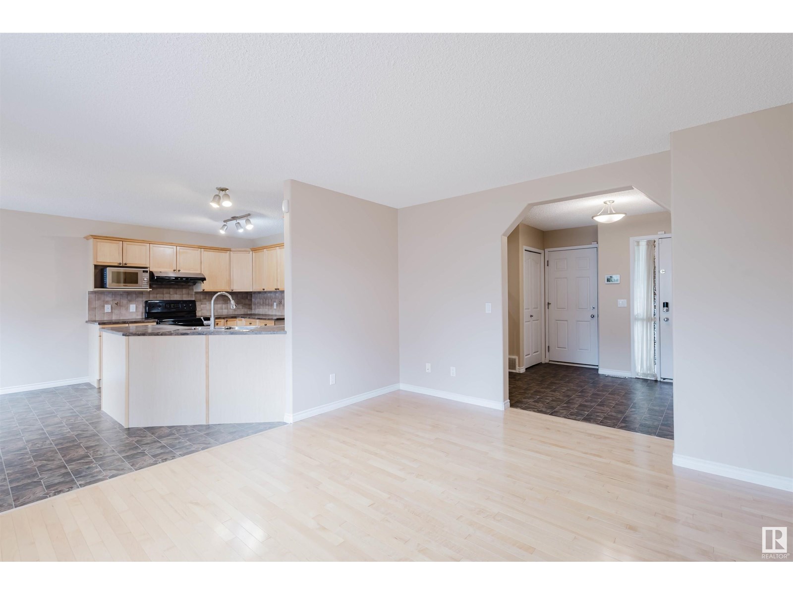 Photo 7 of 20132 46 Av Nw, Edmonton AB