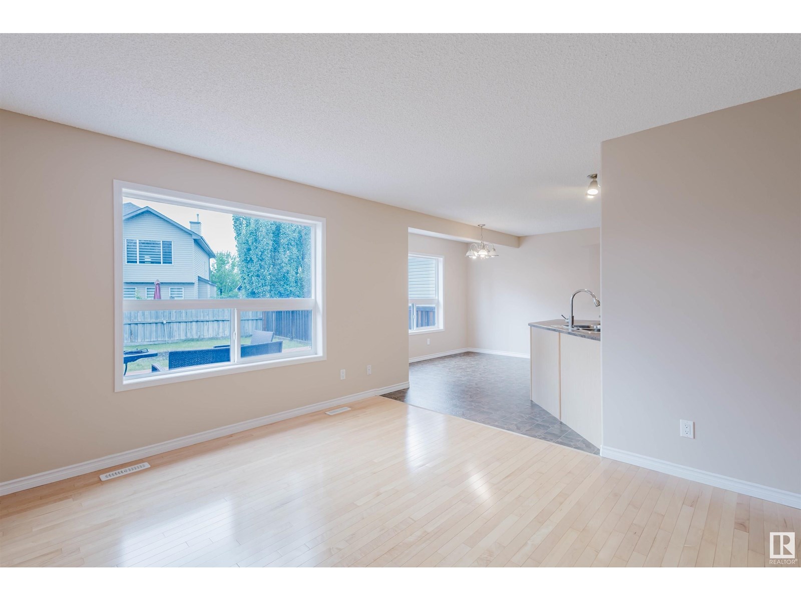 Photo 8 of 20132 46 Av Nw, Edmonton AB