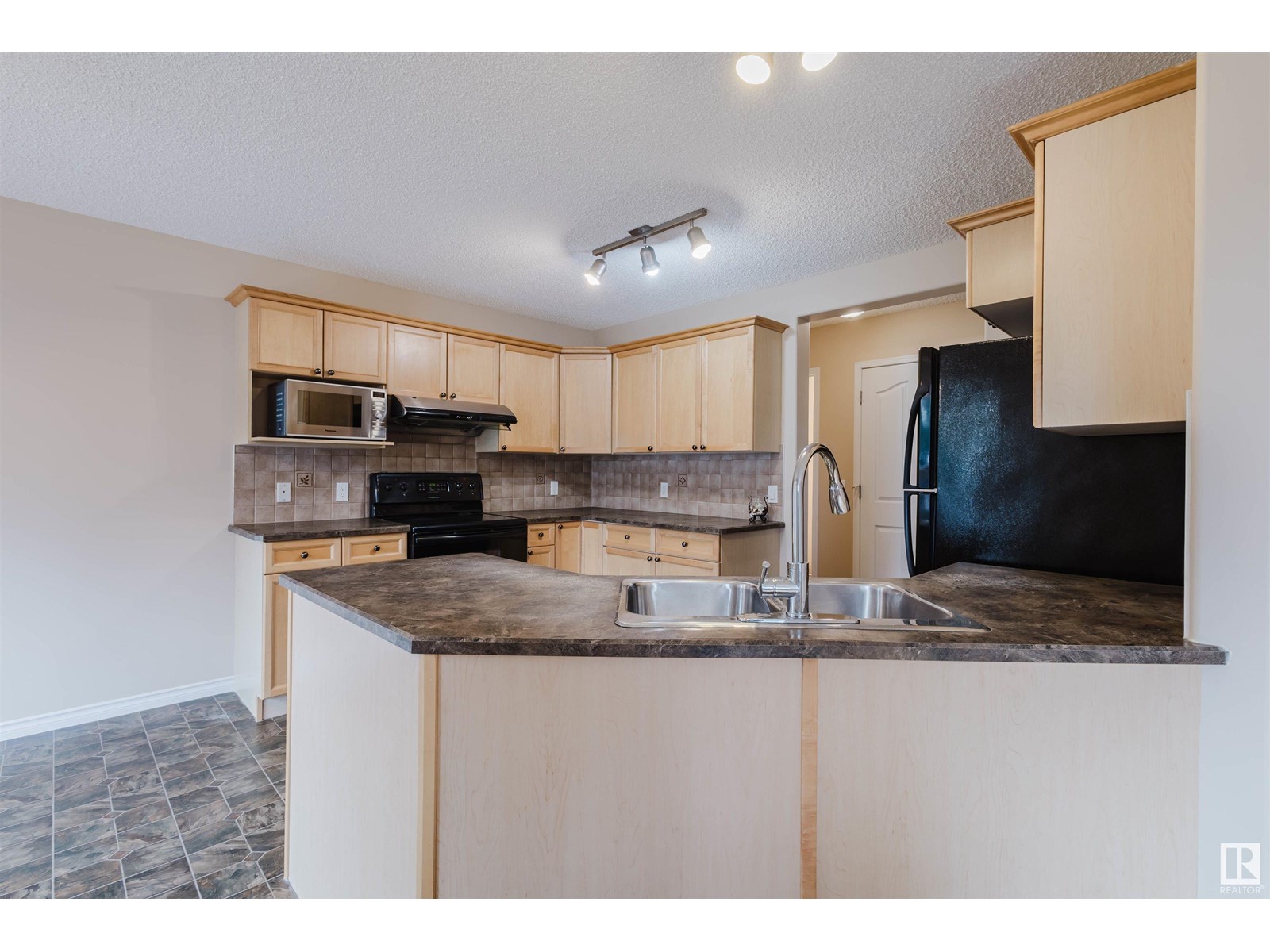 Photo 9 of 20132 46 Av Nw, Edmonton AB