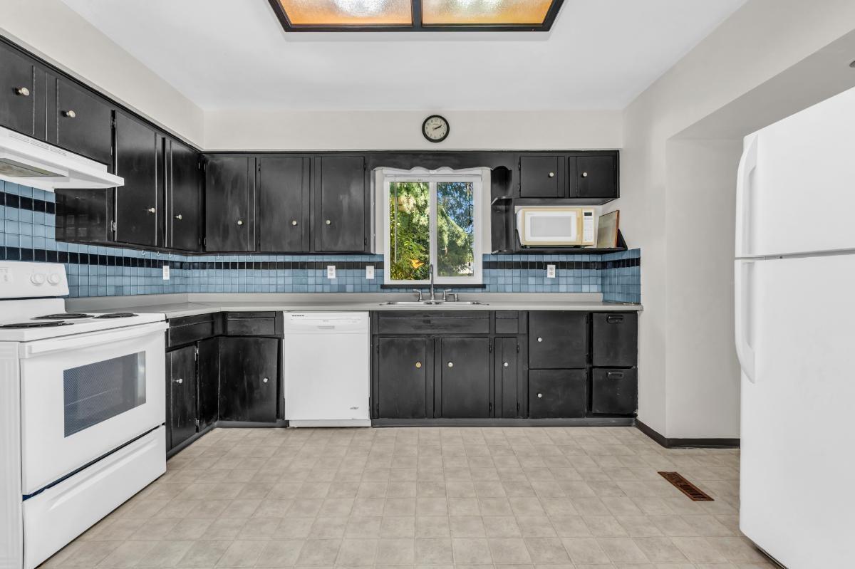 Photo 12 of 13363 65 A Avenue, Surrey BC
