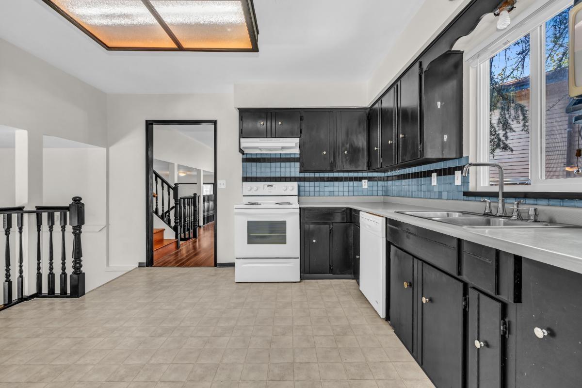 Photo 11 of 13363 65 A Avenue, Surrey BC