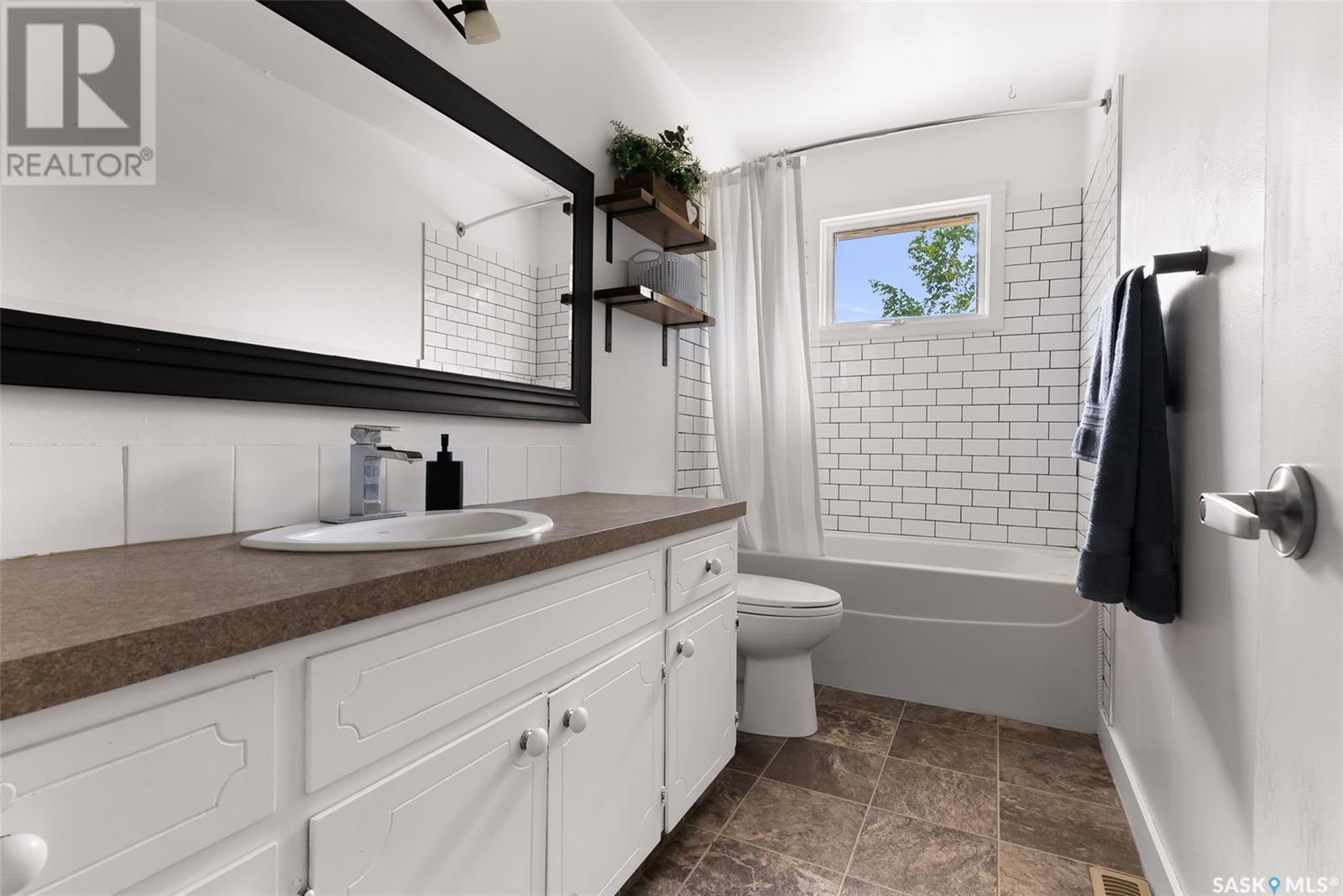 Single Family House Bi-level for Sale in  Habkirk DRIVE Regina 