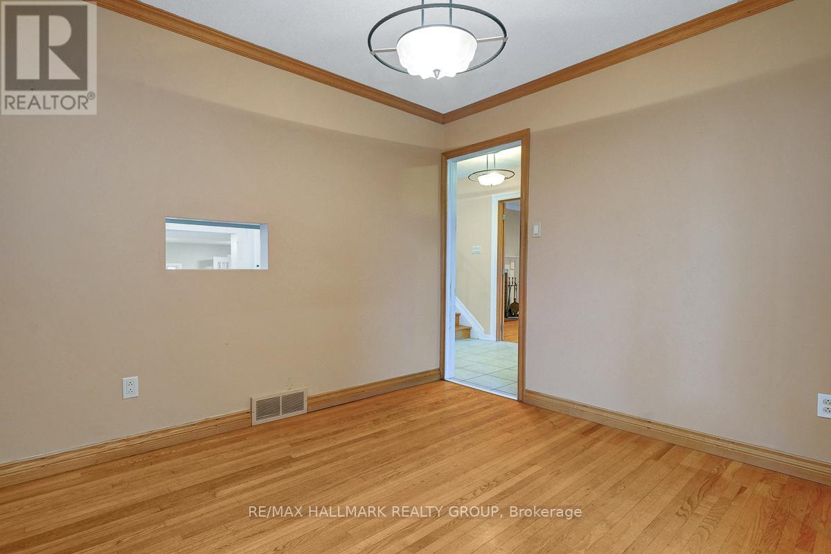 Photo 10 of 2149 Hubbard Crescent, Ottawa ON