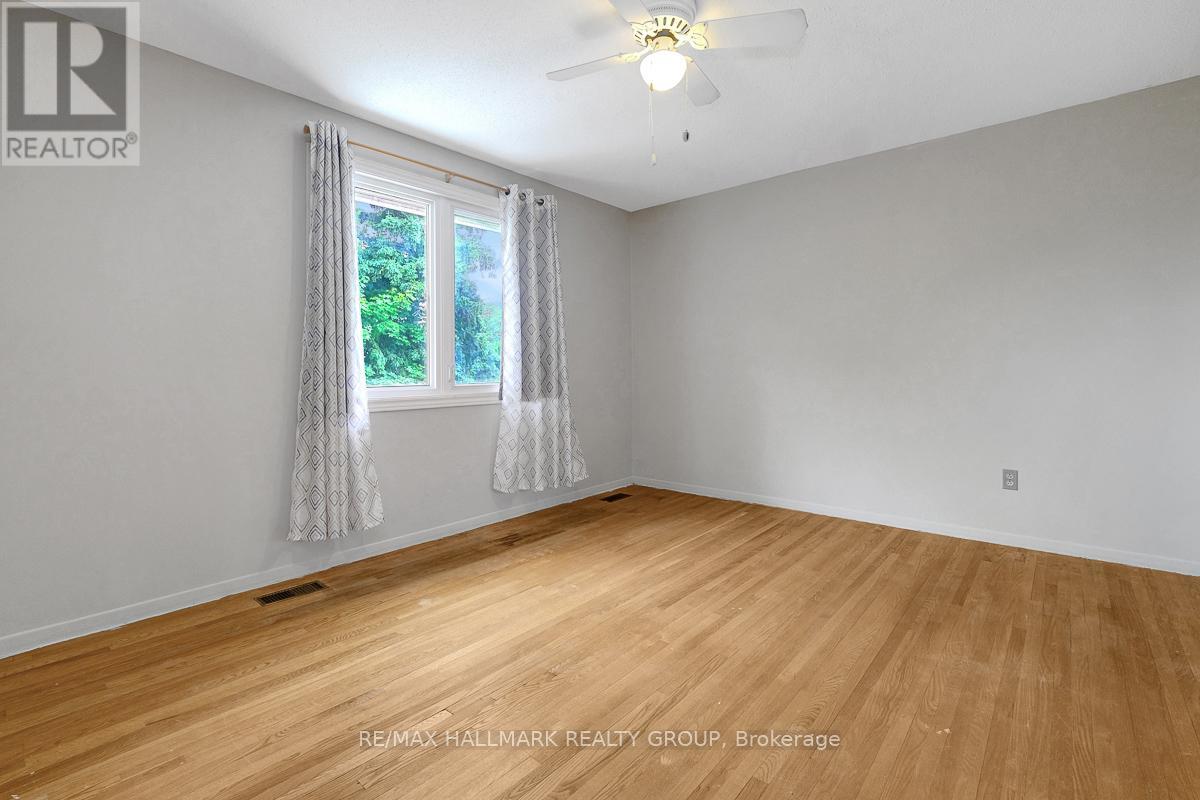 Photo 15 of 2149 Hubbard Crescent, Ottawa ON