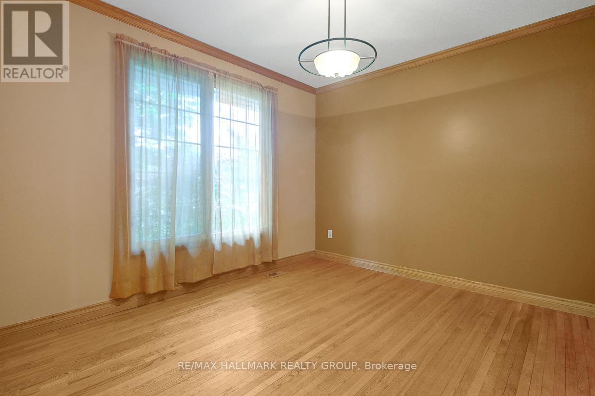 Photo 8 of 2149 Hubbard Crescent, Ottawa ON
