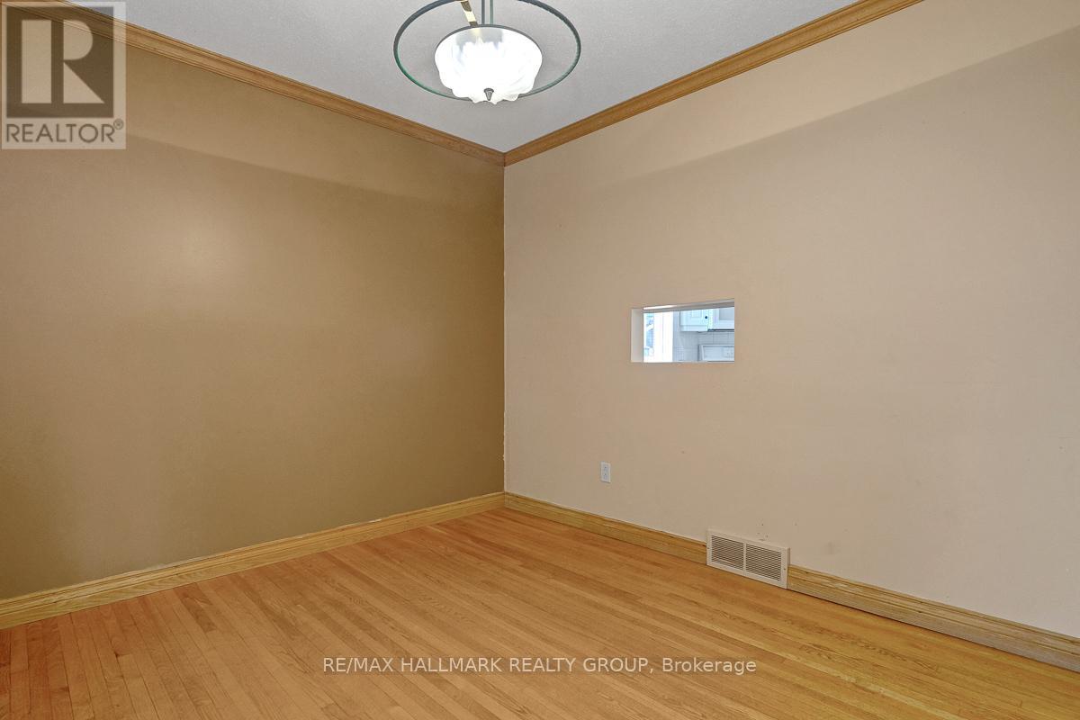 Photo 9 of 2149 Hubbard Crescent, Ottawa ON