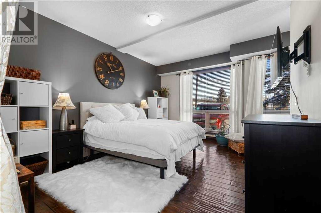 Single Family House Multi-level for Sale in    Street NW Parkdale Calgary 