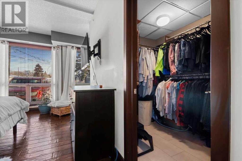 Single Family House Multi-level for Sale in    Street NW Parkdale Calgary 