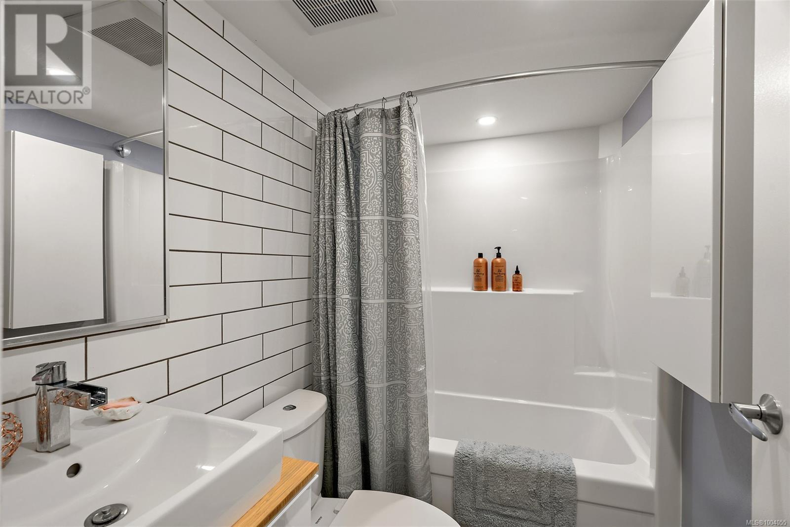 Photo 18 of 215 562 Yates St, Victoria BC
