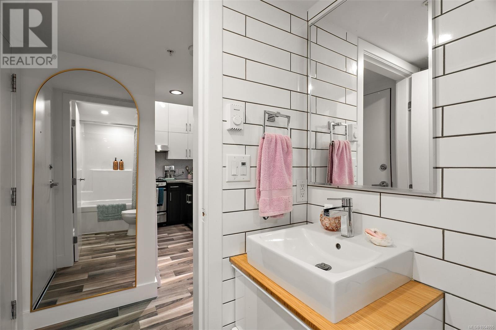 Photo 19 of 215 562 Yates St, Victoria BC