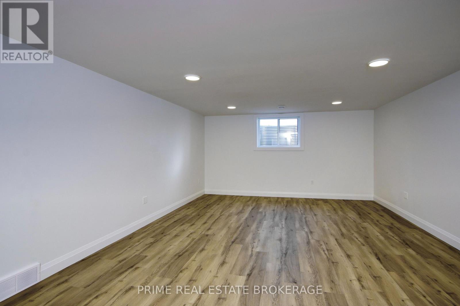 Single Family House Bungalow for Sale in  MCLEOD STREET North Middlesex (Parkhill) 