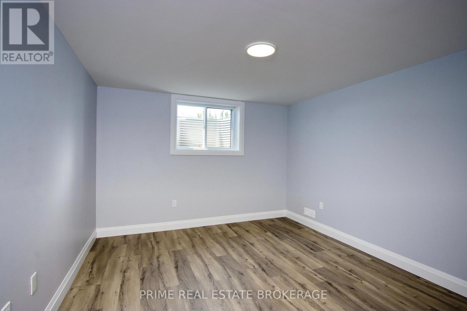 Single Family House Bungalow for Sale in  MCLEOD STREET North Middlesex (Parkhill) 