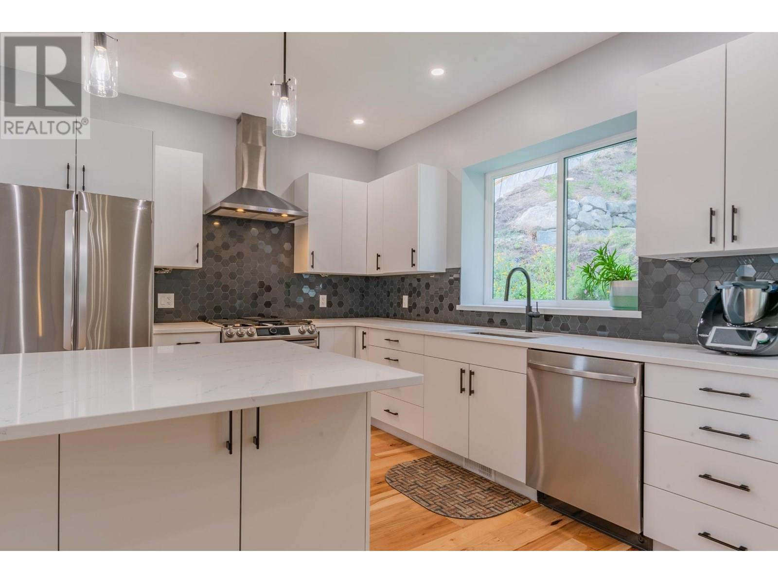 934 REDSTONE Drive, Rossland
