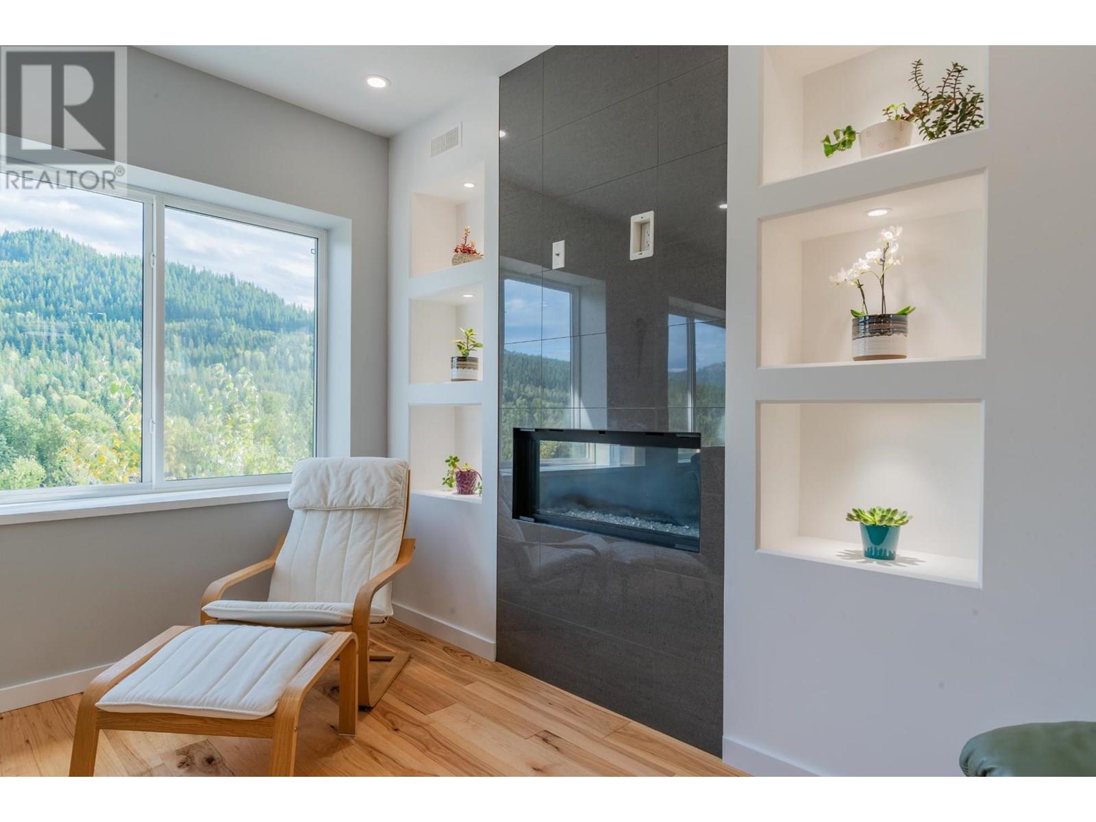 934 REDSTONE Drive, Rossland