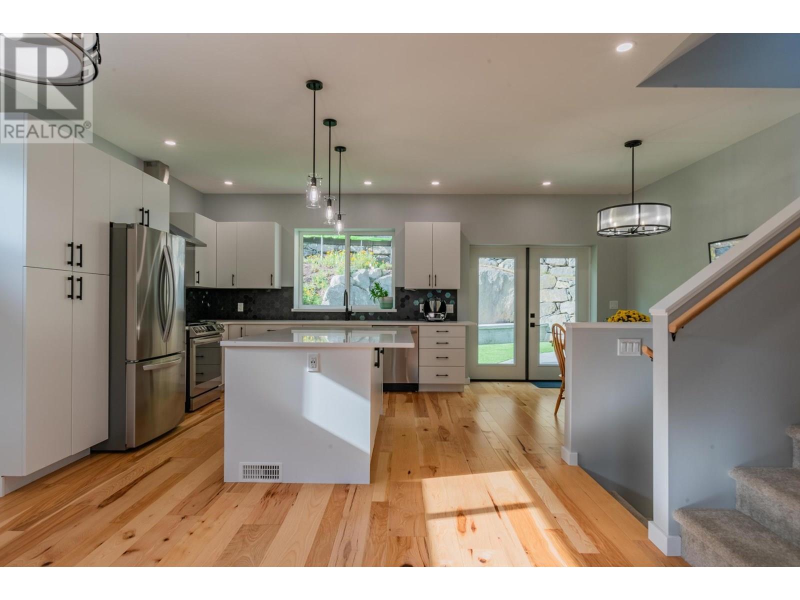 934 REDSTONE Drive, Rossland