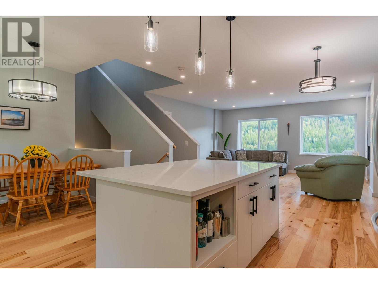 934 REDSTONE Drive, Rossland