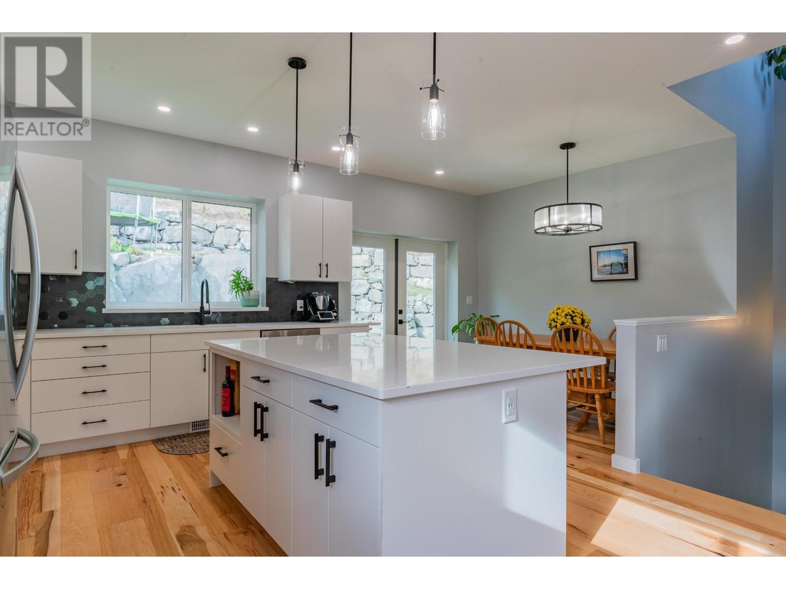 934 REDSTONE Drive, Rossland