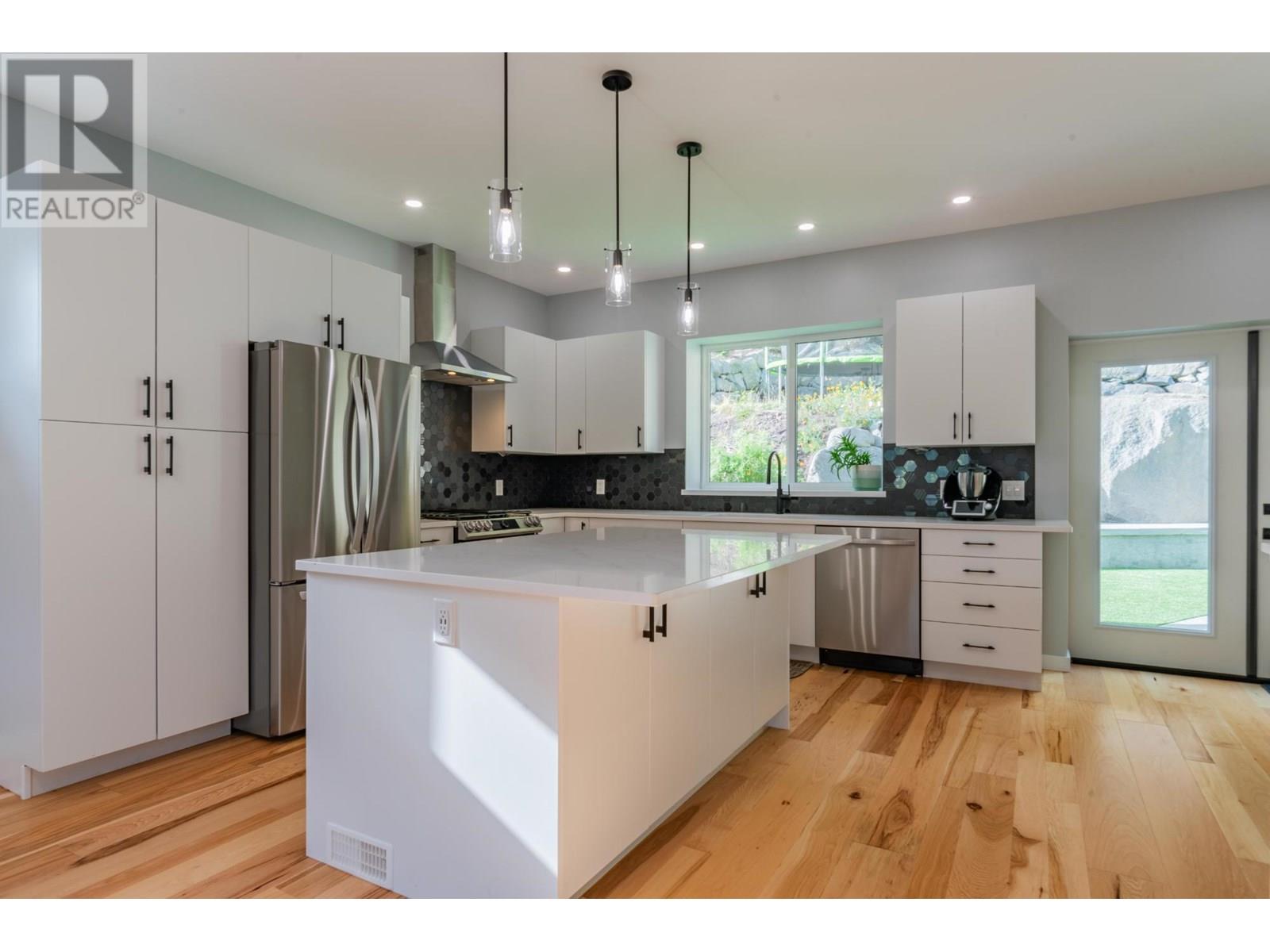 934 REDSTONE Drive, Rossland