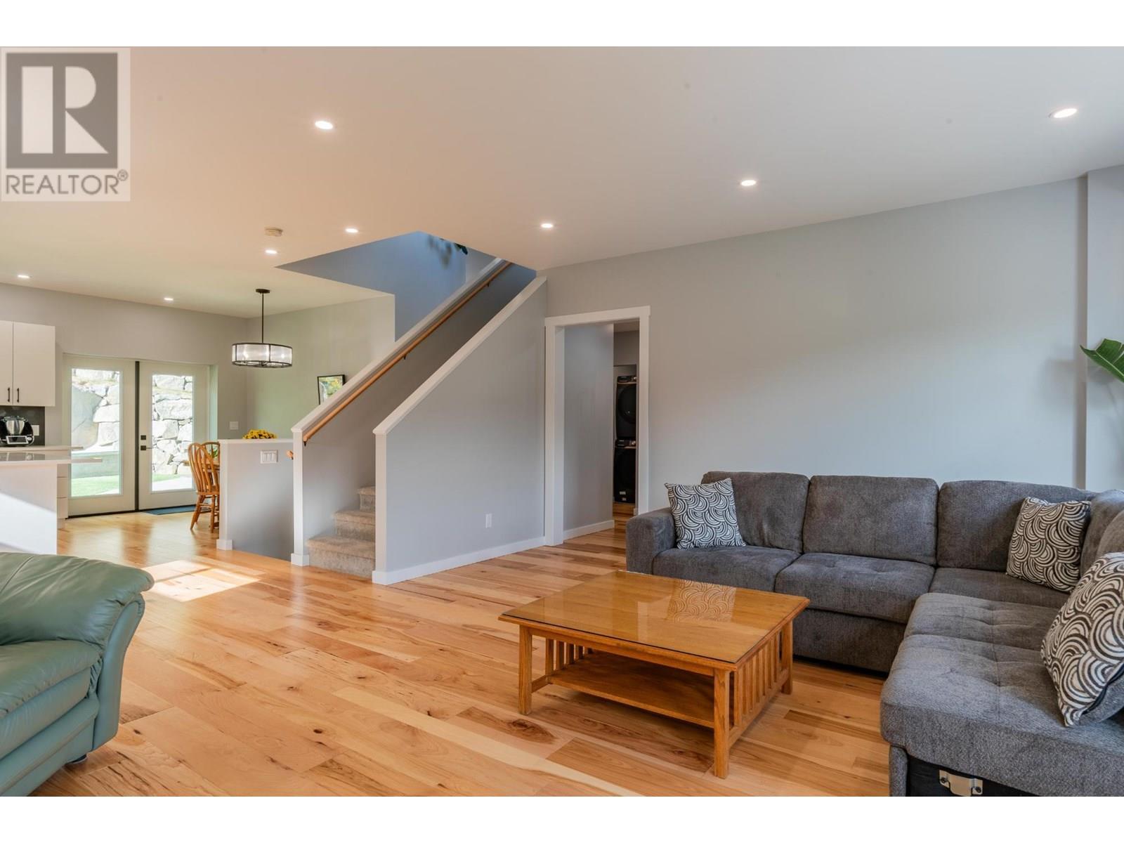 934 REDSTONE Drive, Rossland