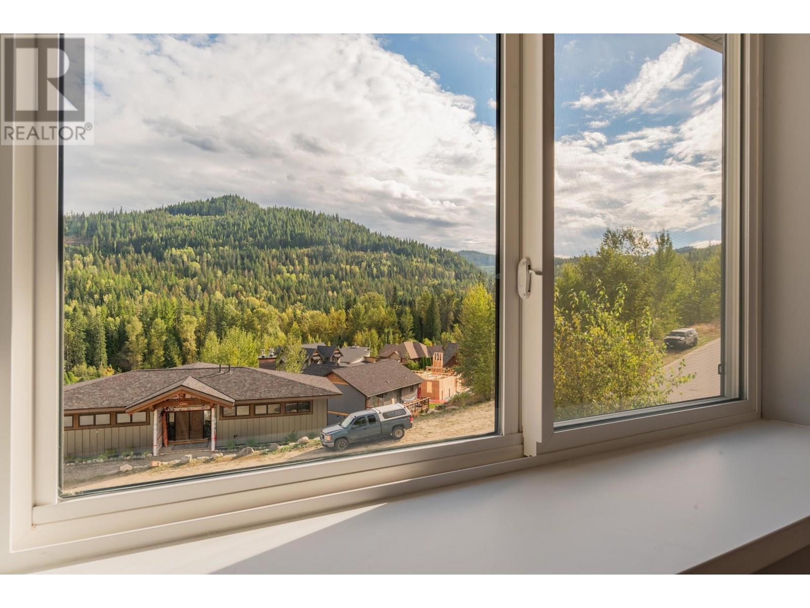 934 REDSTONE Drive, Rossland