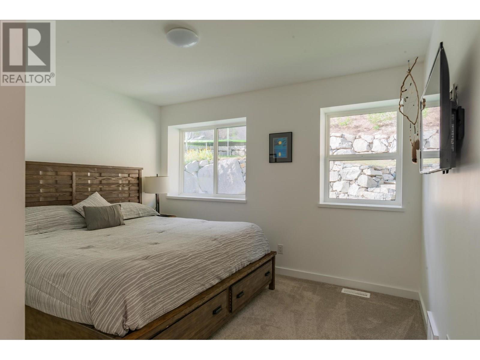 934 REDSTONE Drive, Rossland