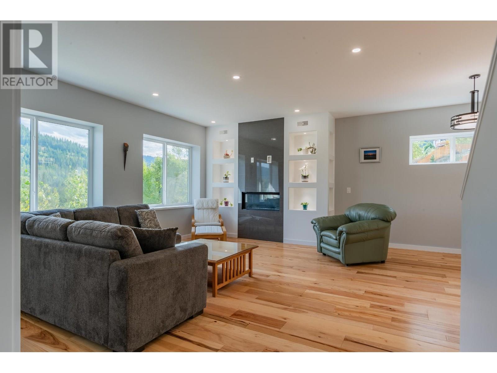 934 REDSTONE Drive, Rossland