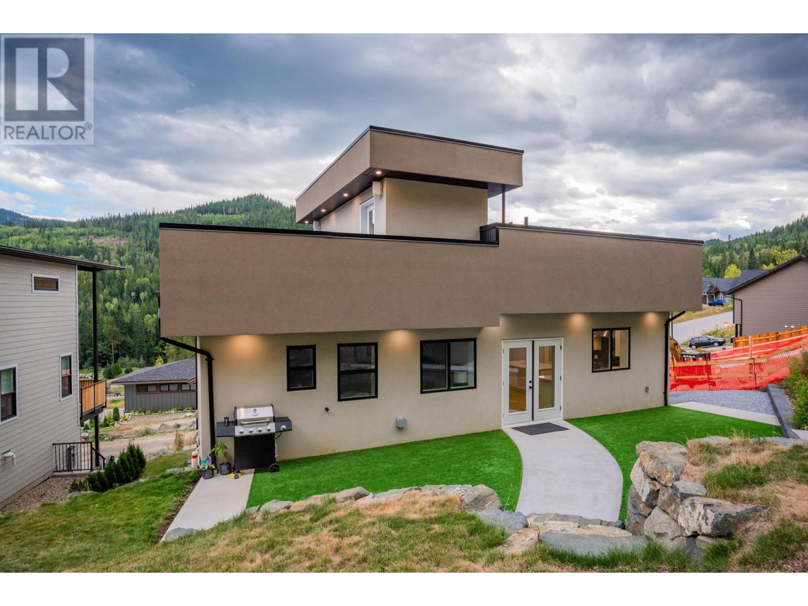 934 REDSTONE Drive, Rossland