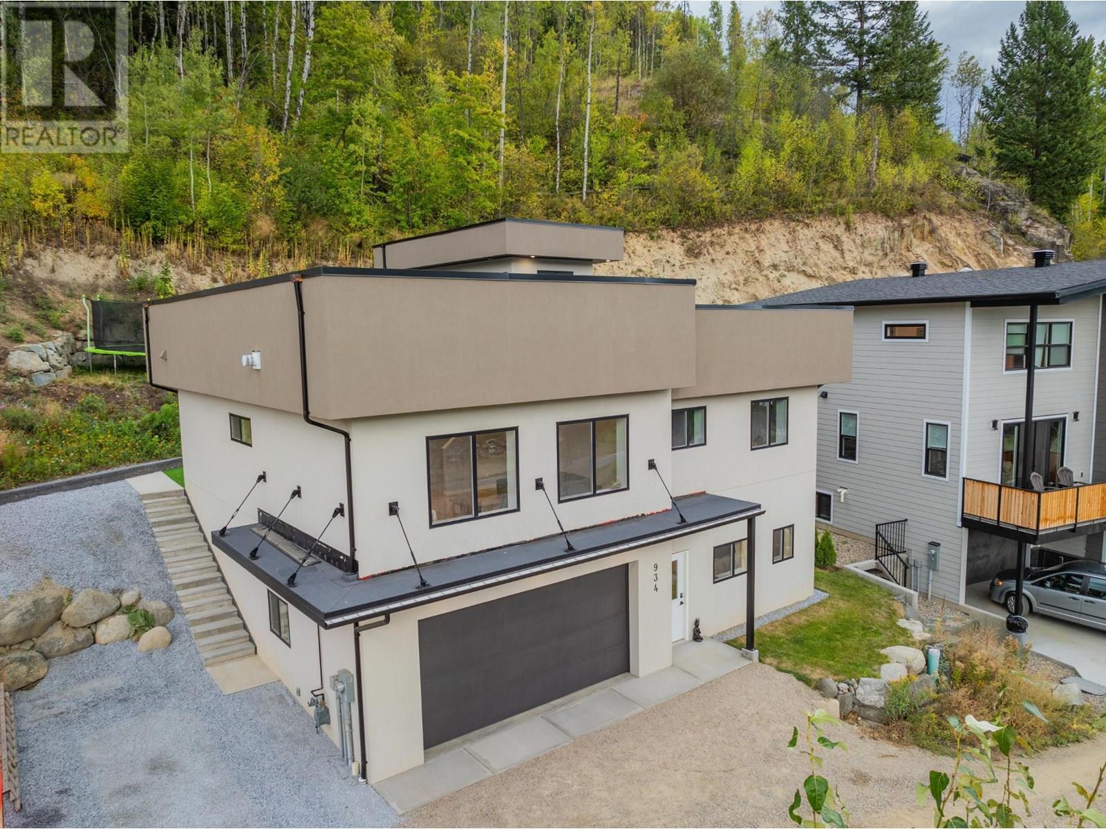 934 REDSTONE Drive, Rossland