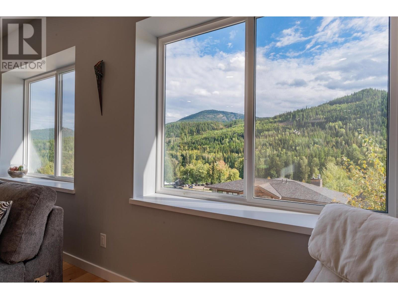 934 REDSTONE Drive, Rossland