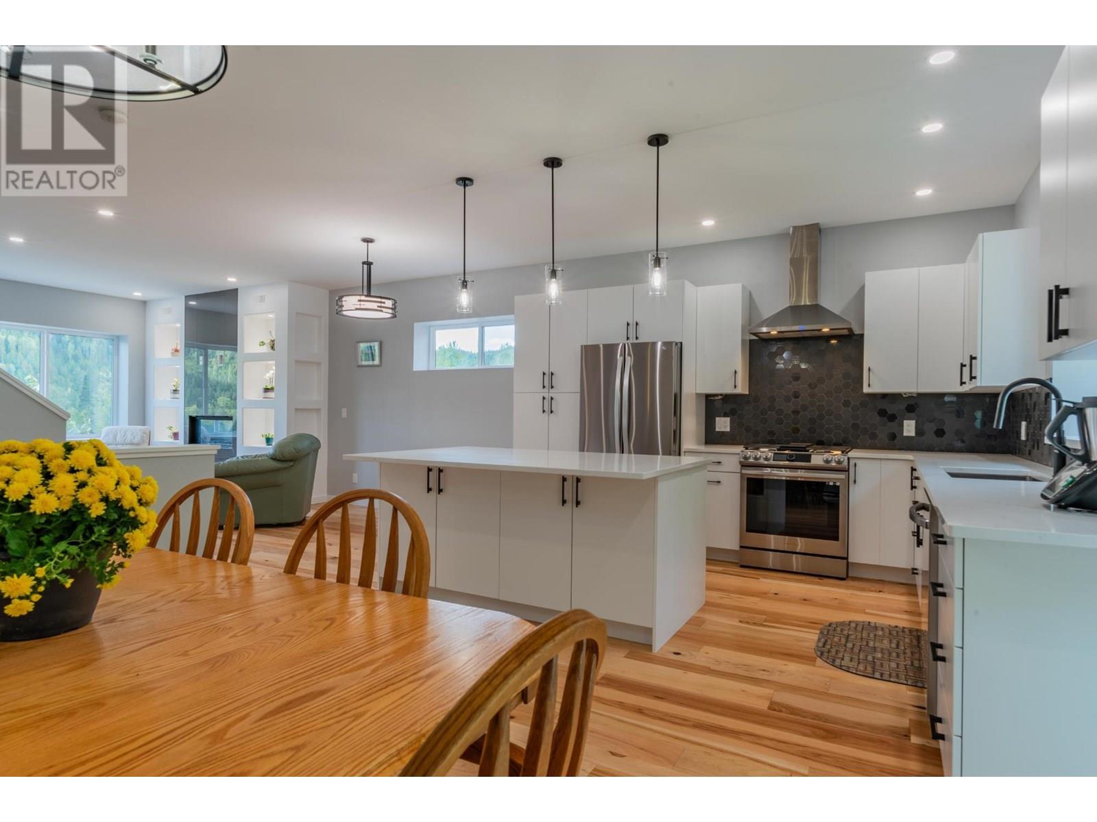 934 REDSTONE Drive, Rossland