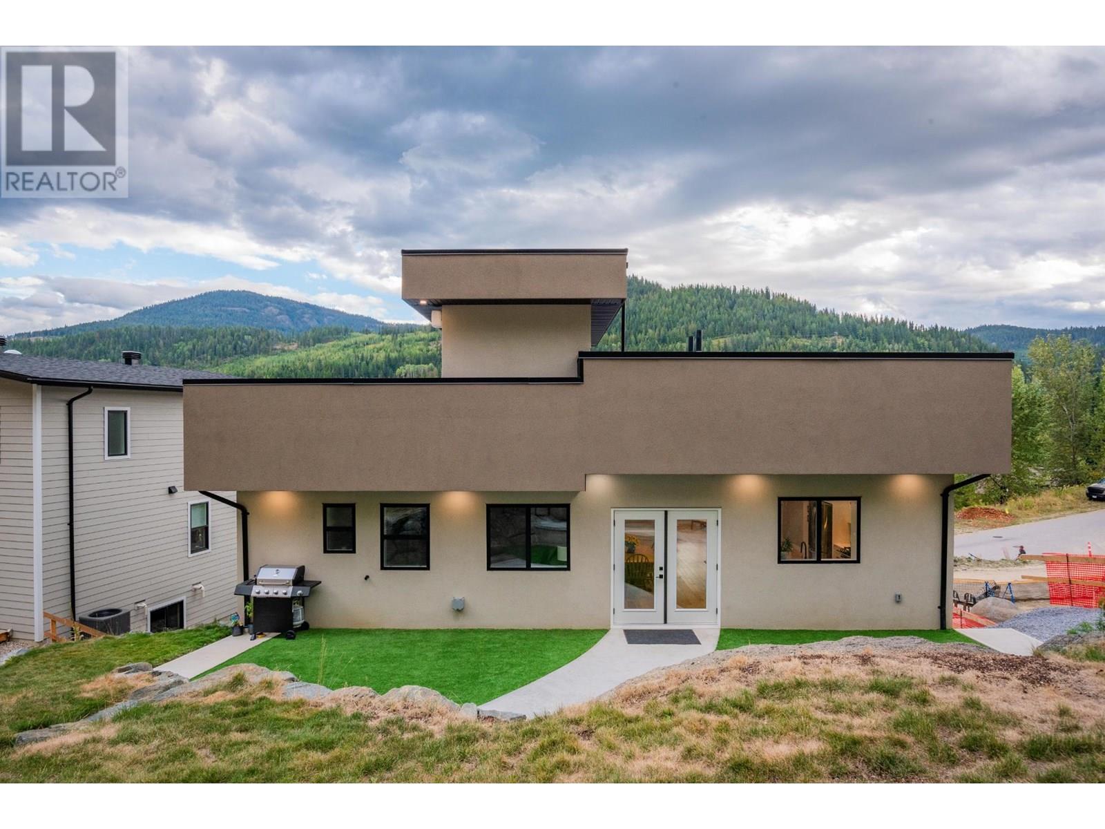 934 REDSTONE Drive, Rossland