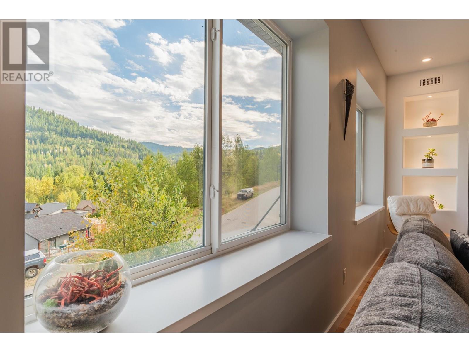 934 REDSTONE Drive, Rossland