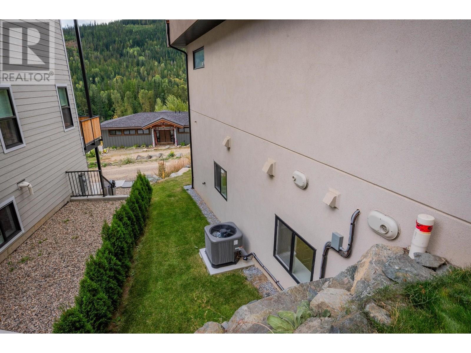 934 REDSTONE Drive, Rossland