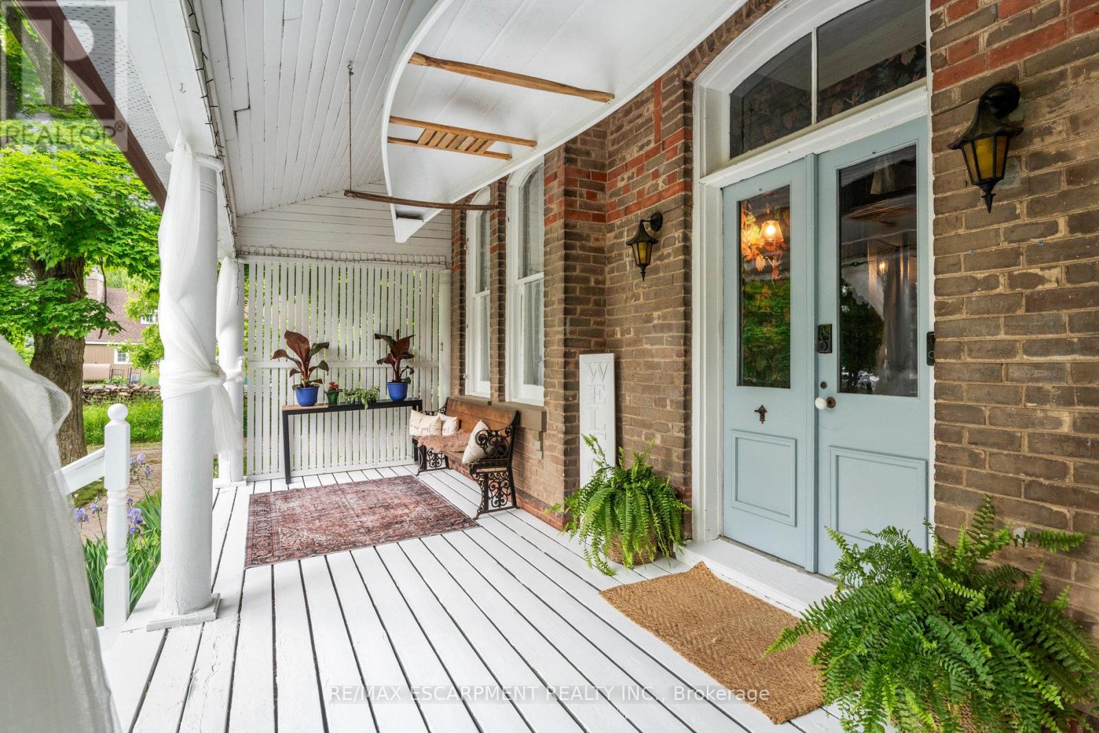 Wrap around porch, front entrance